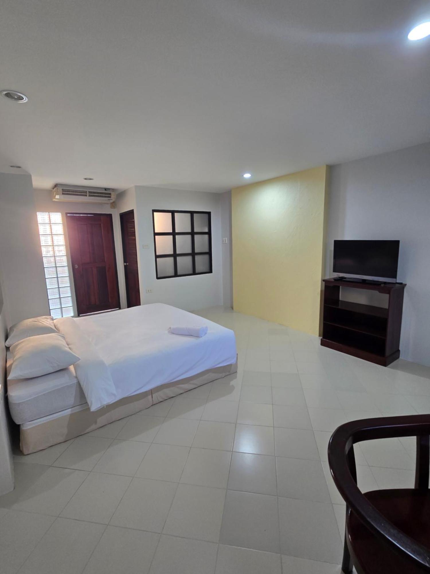 Middle Tree House Hotel