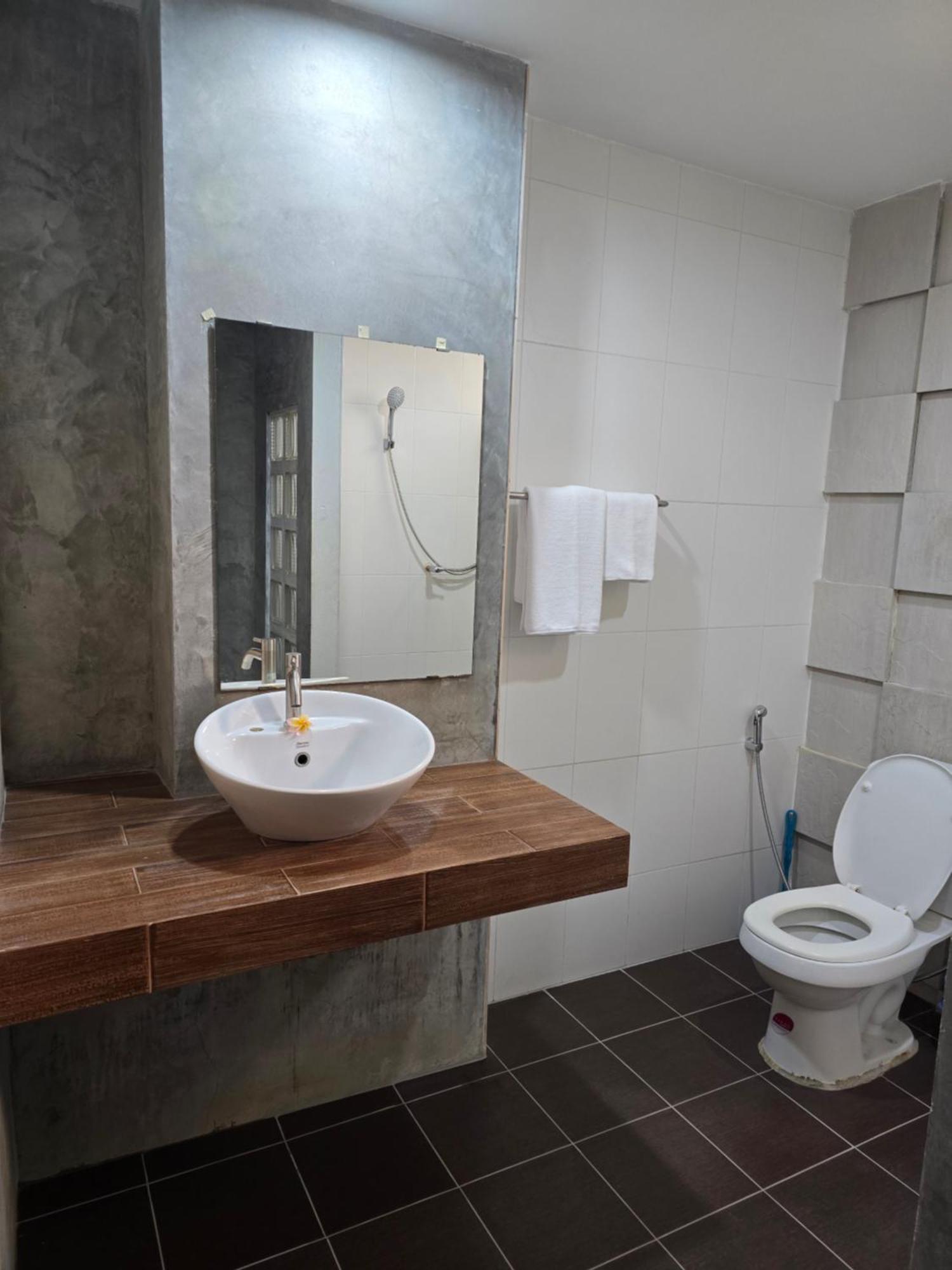 Middle Tree House 3* Pattaya