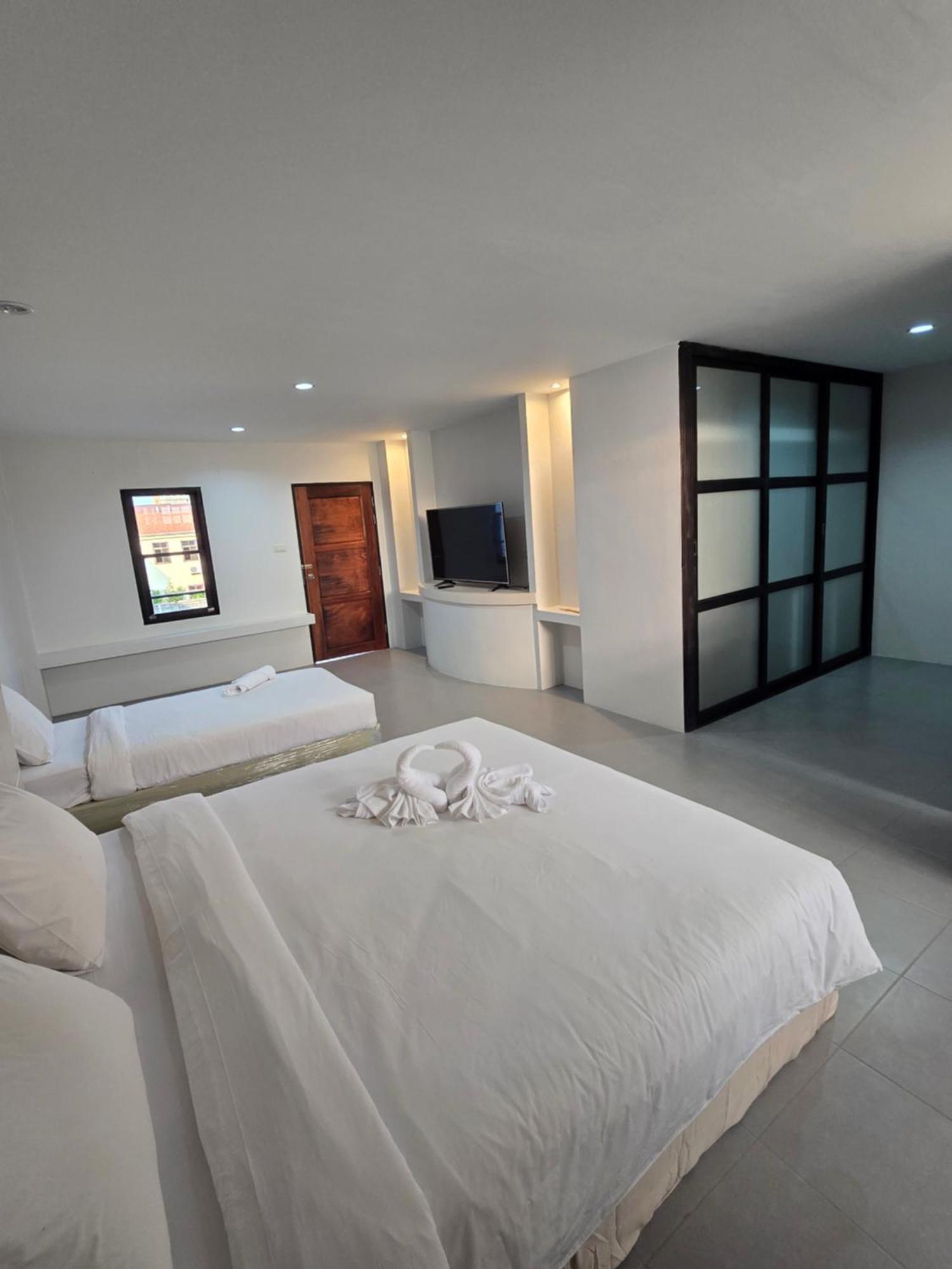 Middle Tree House 3*
